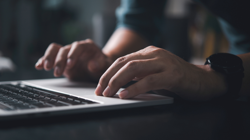 O certificado emitido ao final do curso pode agregar valor ao currículo, demonstrando interesse em qualificação e aprendizado contínuo - Foto: Envato Elements