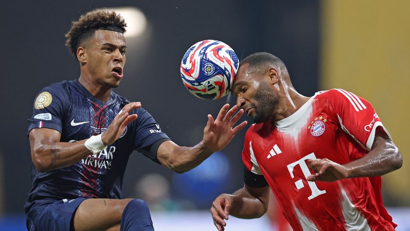 Désiré Doué, do PSG, disputa lance com Jonathan Tah, do Bayern de Munique - Heuler Andrey/Dia Esportivo/Estadão Conteúdo