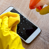 Manter um frasco de álcool isopropílico e um pano de microfibra na bolsa ou no carro pode facilitar limpeza - Foto: Envato Elements