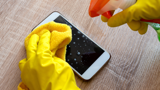 Manter um frasco de álcool isopropílico e um pano de microfibra na bolsa ou no carro pode facilitar limpeza - Foto: Envato Elements