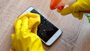 Manter um frasco de álcool isopropílico e um pano de microfibra na bolsa ou no carro pode facilitar limpeza - Foto: Envato Elements