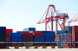 No ano, o saldo da balança comercial está positivo em US$ 30,092 bilhões - Envato