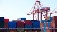 No ano, o saldo da balança comercial está positivo em US$ 30,092 bilhões - Envato