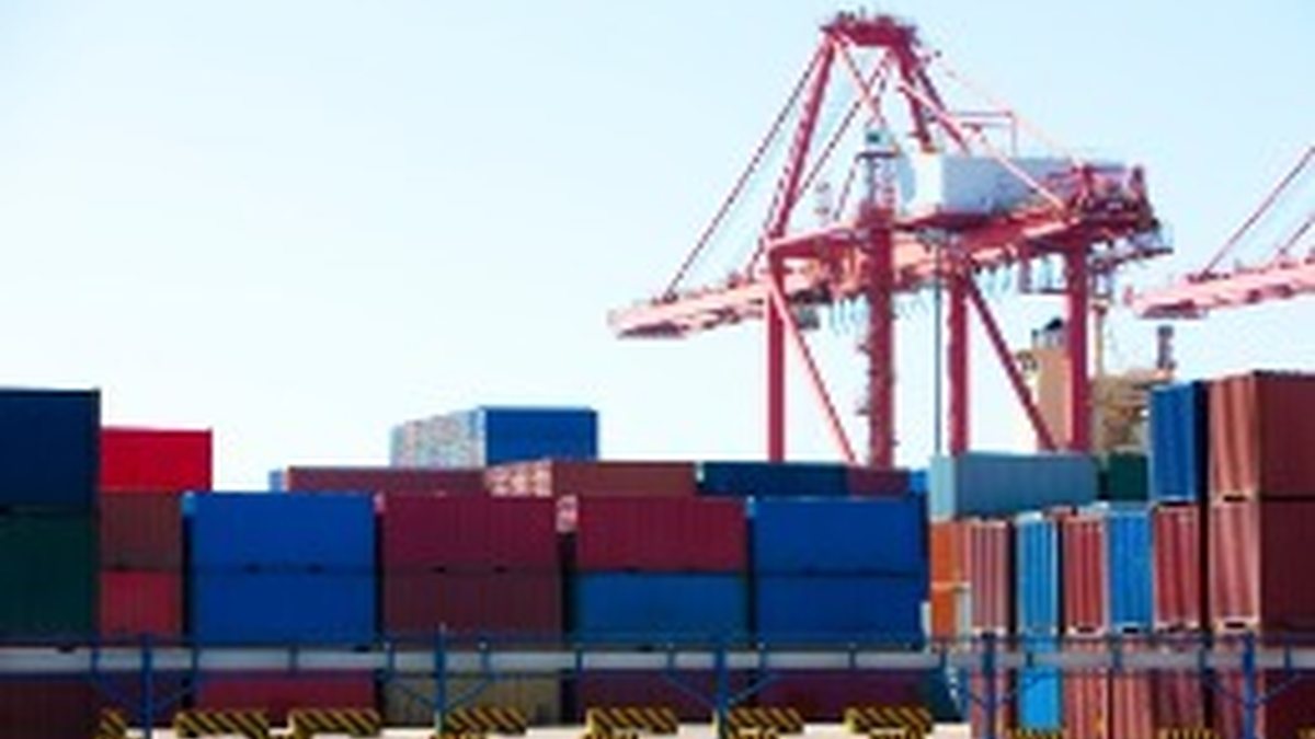 No ano, o saldo da balança comercial está positivo em US$ 30,092 bilhões - Envato