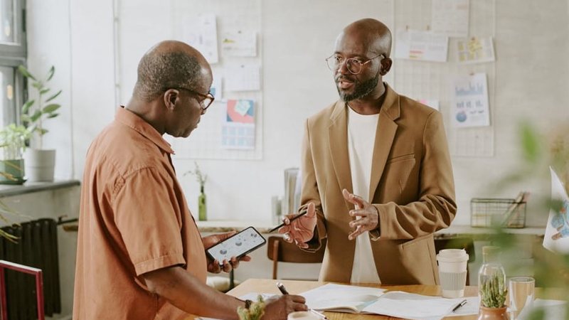 Do total de negros donos de negócio, 67,80% são homens, 54,8% chefes de família e 36,3% tem ensino médio - Envato