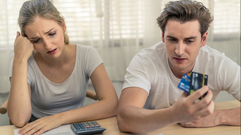 O cartão de crédito é a modalidade mais utilizada, sendo mencionada por 83,3% dos endividados, de acordo com a CNC - Envato