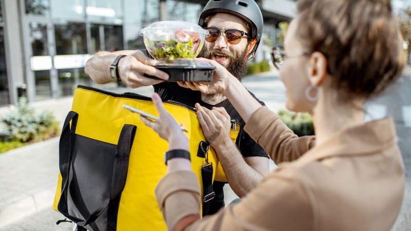Entregadores também terão garantia de ganhos mínimos, e os consumidores terão acesso a preços competitivos - Envato