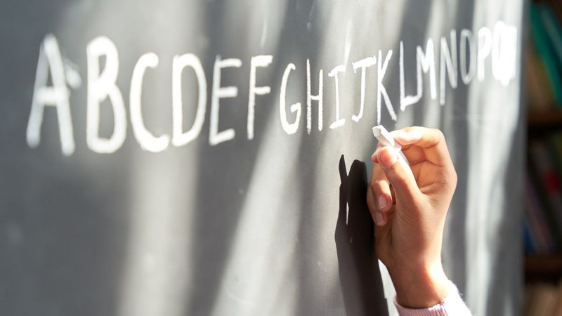 59,2% dos alunos do 2º ano do ensino fundamental conseguem escrever bilhetes, ler textos simples, tirinhas e histórias em quadrinhos - Envato