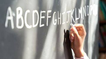 59,2% dos alunos do 2º ano do ensino fundamental conseguem escrever bilhetes, ler textos simples, tirinhas e histórias em quadrinhos - Envato