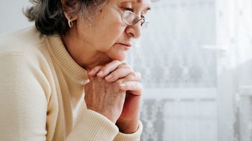 Os sintomas do luto não podem ser desconsiderados e merecem atenção, pois se acentuados, pode ser preciso uma intervenção médica ou psicológica. - Envato
