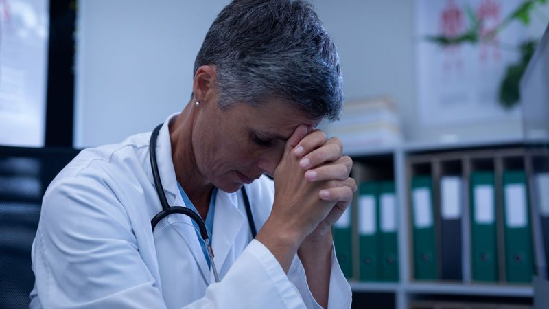Pesquisa revela cenário preocupante de saúde mental e qualidade de vida dos profissionais da medicina - Envato