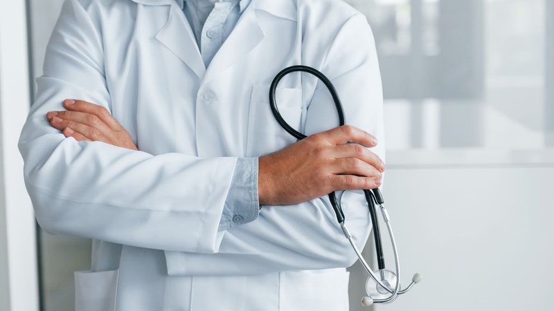 Frente diz que vai facilitar o trabalho de médicos brasileiros formados em faculdades de medicina no exterior - Envato