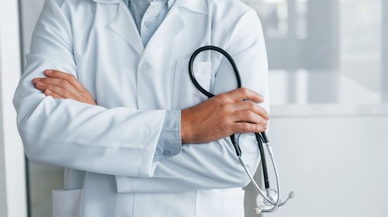 Frente diz que vai facilitar o trabalho de médicos brasileiros formados em faculdades de medicina no exterior - Envato