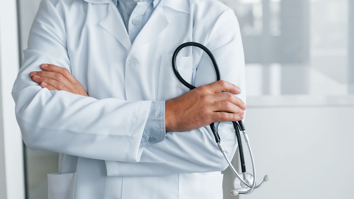 Frente diz que vai facilitar o trabalho de médicos brasileiros formados em faculdades de medicina no exterior - Envato