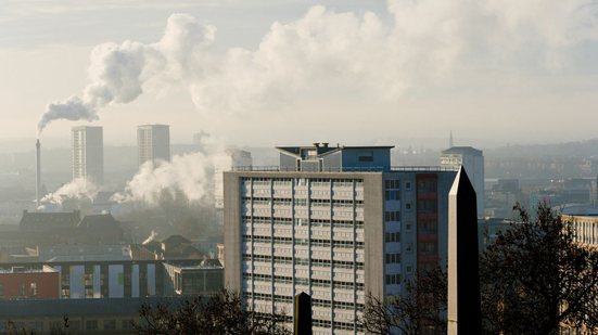 Exposição a partículas e gases poluentes está associada ao declínio cognitivo em pessoas acima de 65 anos de idade - Envato