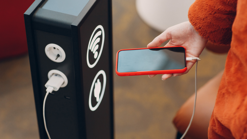 Muitos de nós cometemos erros diários que comprometem o desempenho e até a durabilidade do celular - Foto: Envato Elements