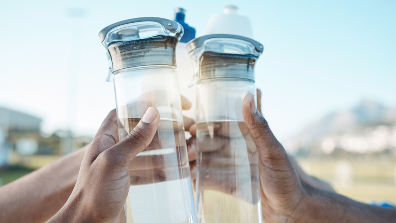 Pessoas com mais massa muscular ou maior gasto energético precisam de mais água - Foto: Envato Elements