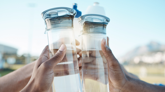 Pessoas com mais massa muscular ou maior gasto energético precisam de mais água - Foto: Envato Elements