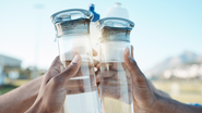 Pessoas com mais massa muscular ou maior gasto energético precisam de mais água - Foto: Envato Elements