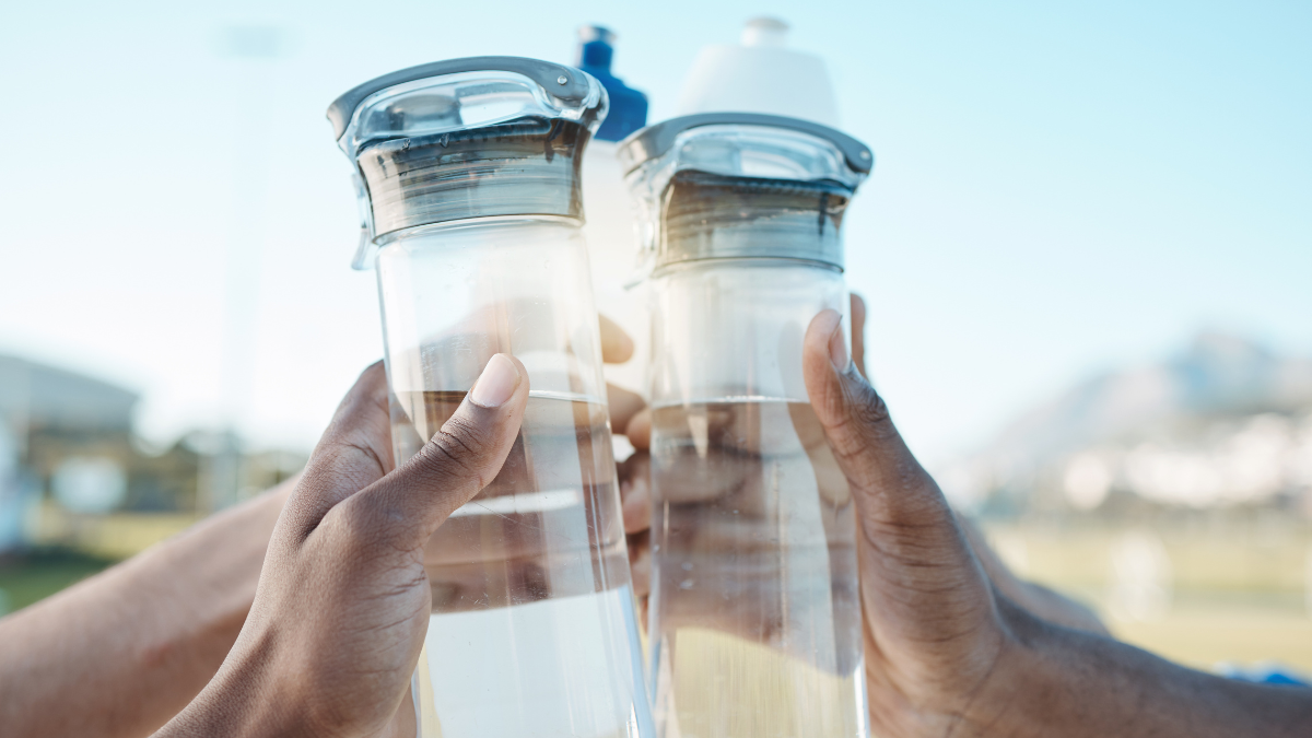 Pessoas com mais massa muscular ou maior gasto energético precisam de mais água - Foto: Envato Elements