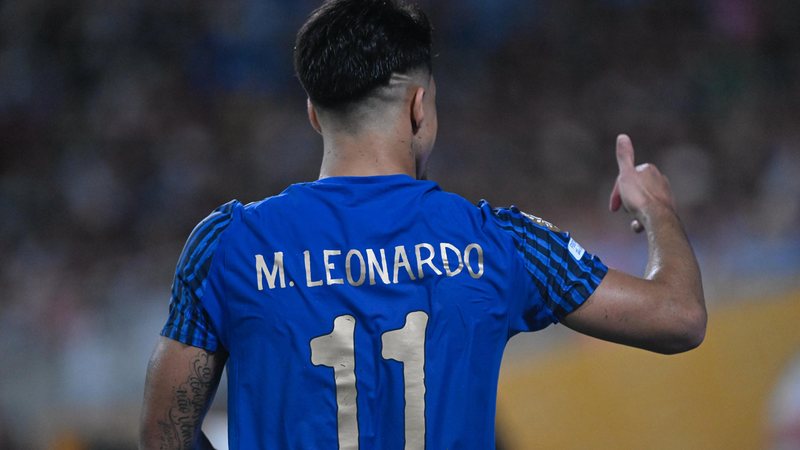 O atacante brasileiro Marcos Leonardo, do Al-Hilal, acena após gol contra Manchester City no Mundial de Clubes - André Durão/Enquadrar/Estadão Conteúdo