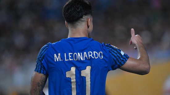 O atacante brasileiro Marcos Leonardo, do Al-Hilal, acena após gol contra Manchester City no Mundial de Clubes - André Durão/Enquadrar/Estadão Conteúdo