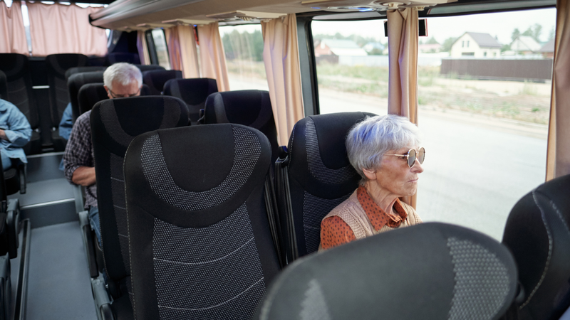A legislação garante o direito à passagem gratuita, mas é importante entender como funciona em cada tipo de transporte - Envato Elements