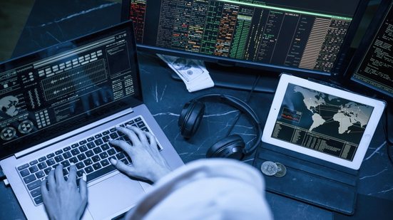 Magnitude e rapidez com que os recursos foram movimentados mostram sofisticação dos criminosos, segundo executivo - Envato