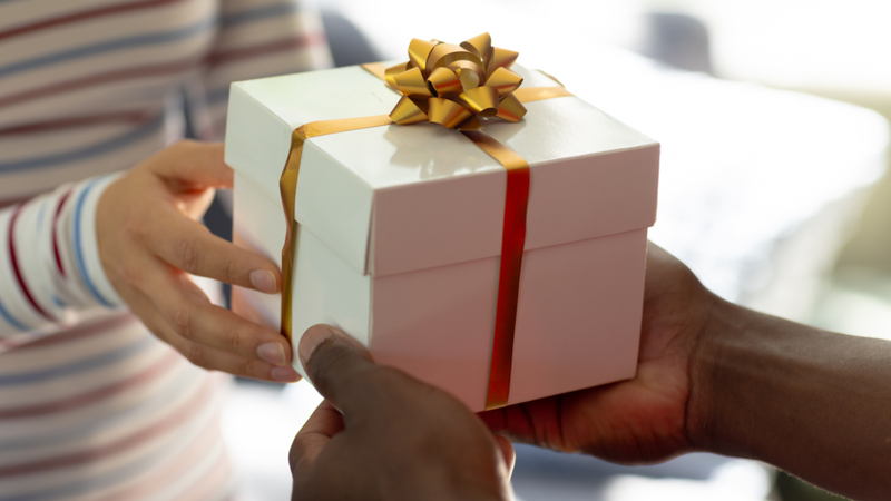 Presentear alguém que completa 50 anos requer atenção aos gostos - Foto: Envato Elements