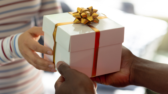 Presentear alguém que completa 50 anos requer atenção aos gostos - Foto: Envato Elements
