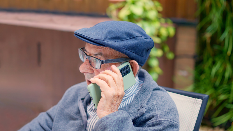 O crescimento do acesso ao celular foi particularmente expressivo entre os brasileiros com 60 anos ou mais - Foto: Envato Elements