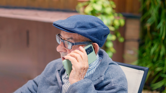 O crescimento do acesso ao celular foi particularmente expressivo entre os brasileiros com 60 anos ou mais - Foto: Envato Elements