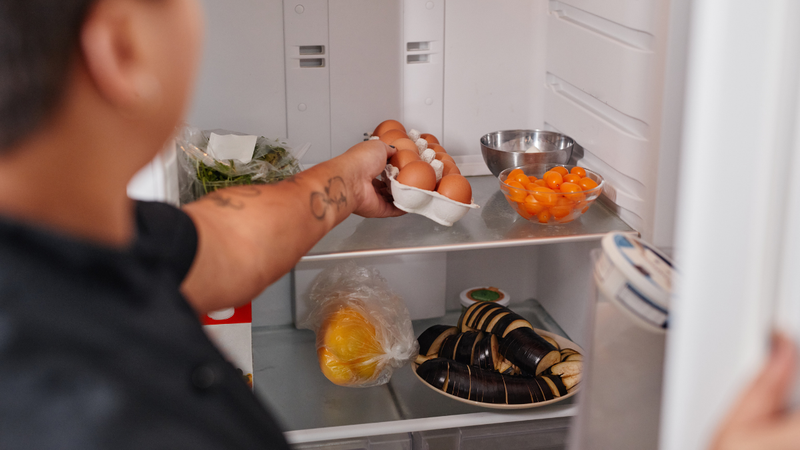 Por mais tentador que seja conferir o interior da geladeira, evite abrir a porta durante o período sem energia - Envato