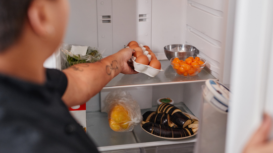 Por mais tentador que seja conferir o interior da geladeira, evite abrir a porta durante o período sem energia - Envato