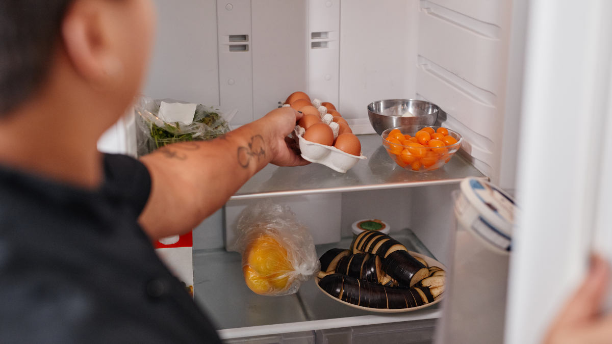 Por mais tentador que seja conferir o interior da geladeira, evite abrir a porta durante o período sem energia - Envato