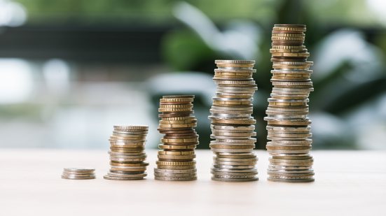 Inflação em 12 meses também veio acima da mediana, com aumento de 5,30%, segundo dados do IBGE - Envato