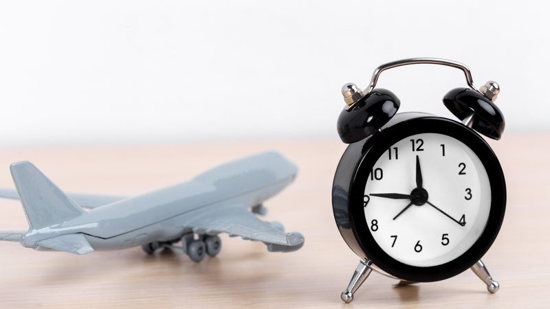 O jet lag é mais comum e intenso em viagens para o leste - Foto: Envato Elements