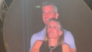 A "kiss cam" no show do Coldplay filmou o casal supostamente em caso extraconjugal - Reprodução