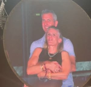 A "kiss cam" no show do Coldplay filmou o casal supostamente em caso extraconjugal - Reprodução