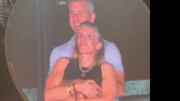A "câmera do beijo" no show do Coldplay filmou o casal supostamente em caso extraconjugal - Reprodução