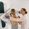 A Organização Mundial da Saúde (OMS) diz que idealmente os exames deveriam ser realizados em ao menos 70% das mulheres nessa faixa etária - Envato