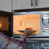 Se o micro-ondas solta faísca ou a bandeja racha, é sinal de que algo está errado - Foto: Envato Elements