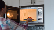 Se o micro-ondas solta faísca ou a bandeja racha, é sinal de que algo está errado - Foto: Envato Elements
