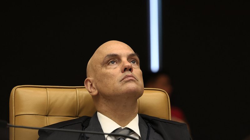 O ministro do STF, Alexandre de Moraes, assina despacho para anexar aos autos postagens de Eduardo Bolsonaro - Rosinei Coutinho / SCO STF