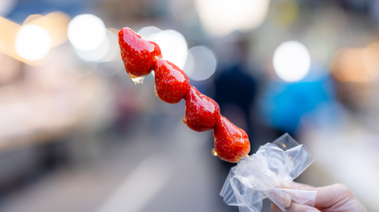 Ideias como morango do amor, bolo no pote e outros quitutes caseiros têm se destacado - Foto: Envato Elements
