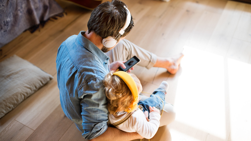 Seja para embalar uma homenagem, montar uma playlist especial ou simplesmente ouvir junto no almoço de domingo, essas músicas são escolhas certeiras - Foto: Envato Elements