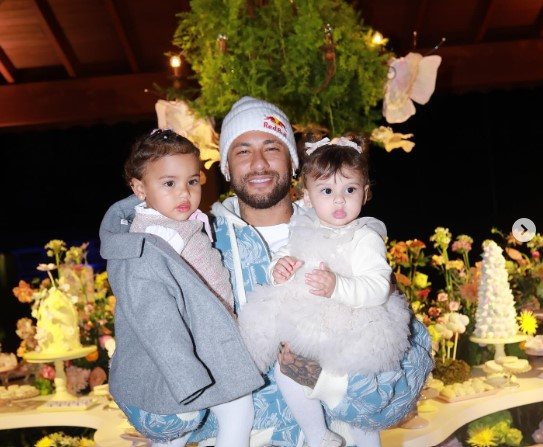 Neymar Jr em foto com duas filhas, horas antes do parto da terceira, chamada Mel - Reprodução Instagram