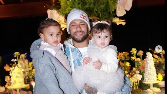 Neymar Jr em foto com duas filhas, horas antes do parto da terceira, chamada Mel - Reprodução Instagram