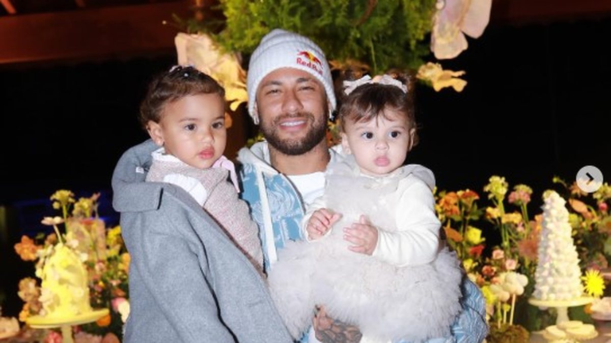 Neymar Jr em foto com duas filhas, horas antes do parto da terceira, chamada Mel - Reprodução Instagram