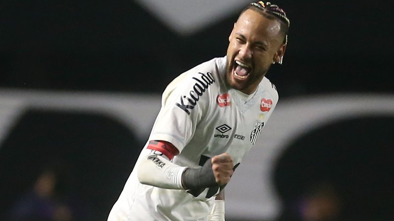 Neymar comemora seu gol na partida entre o Santos e Flamengo válida pela 14ª rodada do Campeonato Brasileiro - Guilherme Dionízio/Código19/Estadão Conteúdo